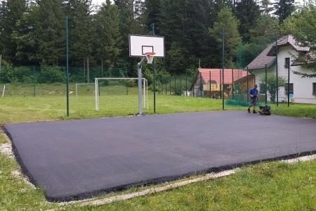 Asfaltiranje košarkarskega igrišča v Zelšah Foto Boštjan Otoničar (5)